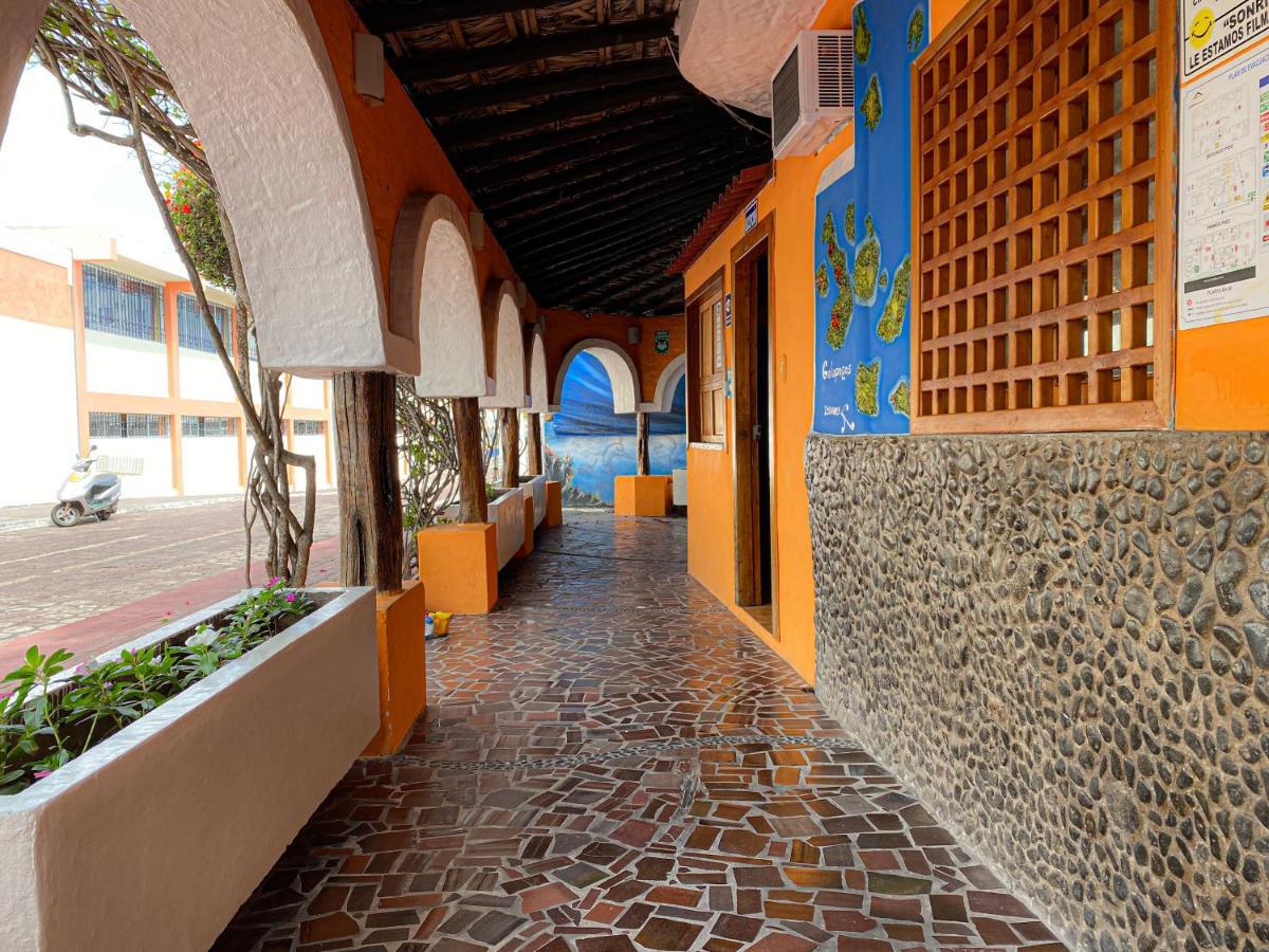 Hotel Crossman Puerto Ayora  Buitenkant foto