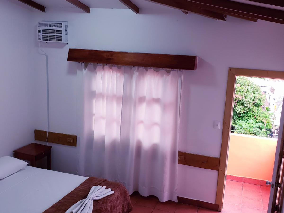 Hotel Crossman Puerto Ayora  Buitenkant foto