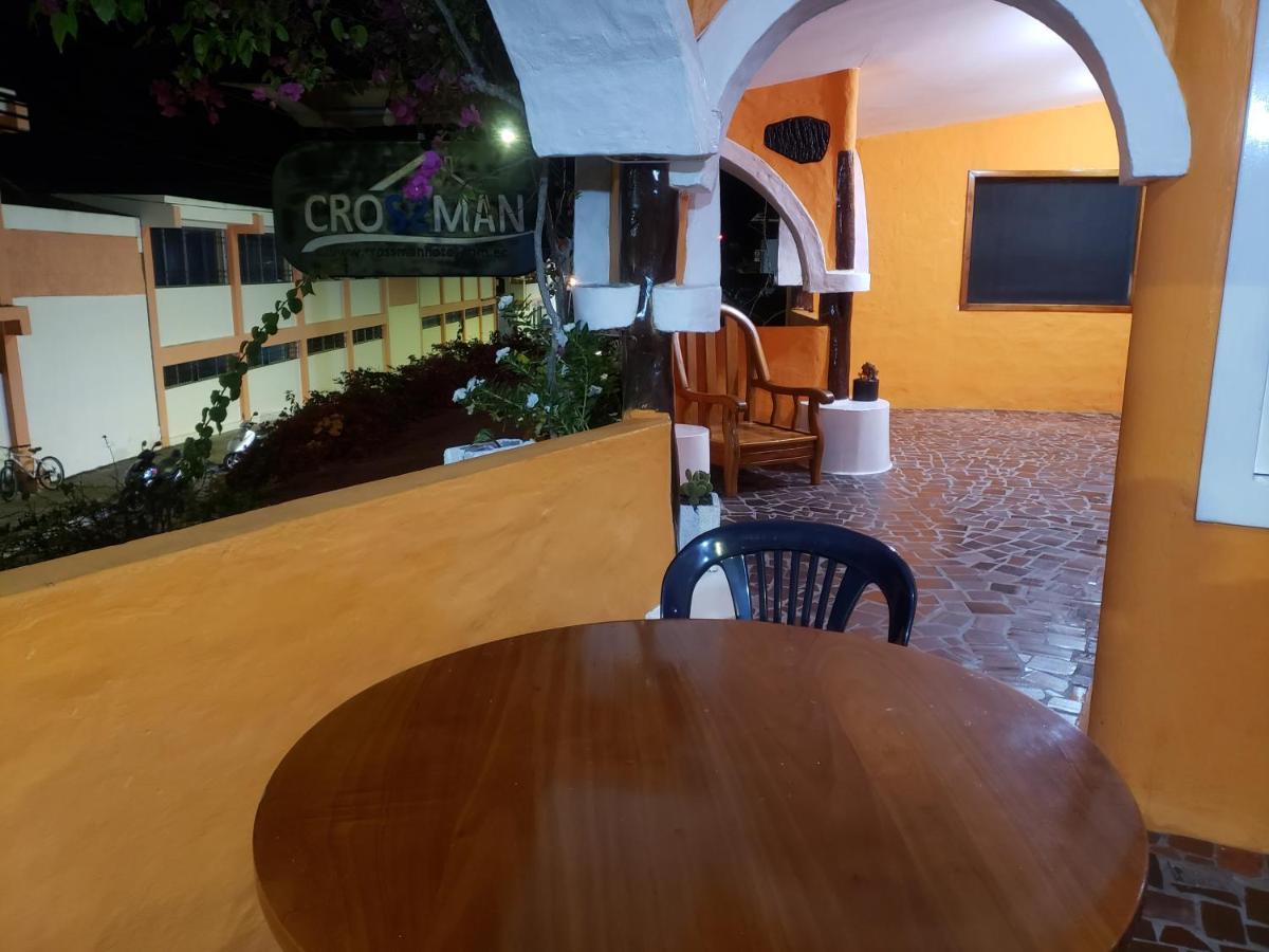 Hotel Crossman Puerto Ayora  Buitenkant foto