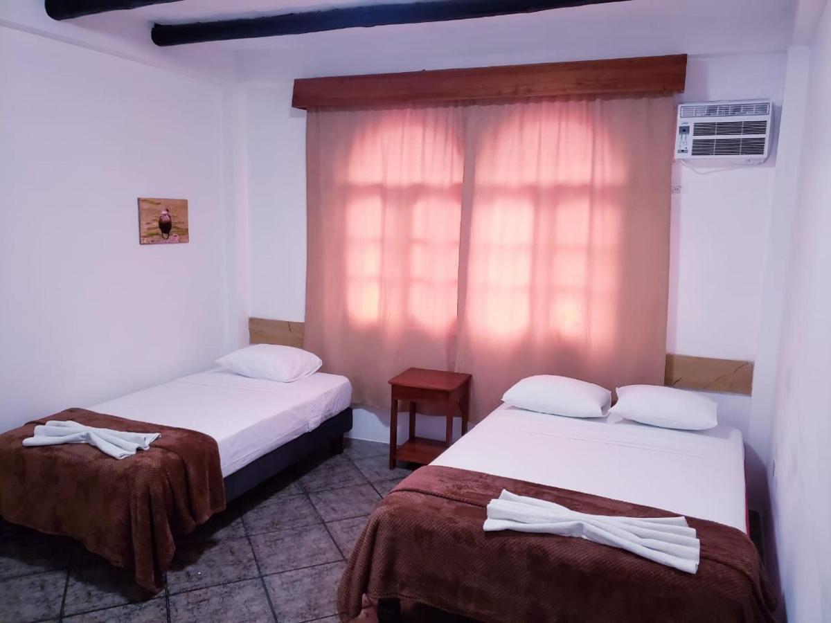 Hotel Crossman Puerto Ayora  Buitenkant foto
