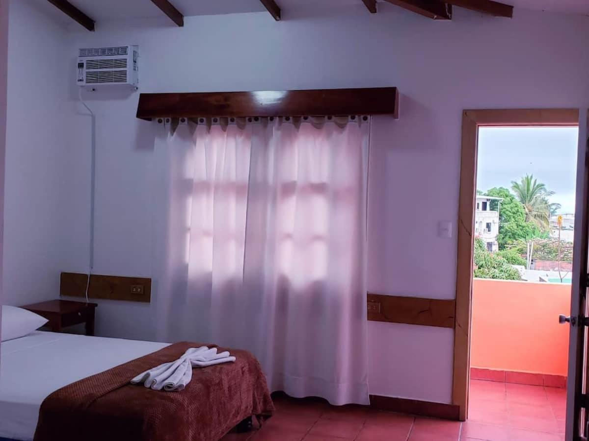 Hotel Crossman Puerto Ayora  Buitenkant foto