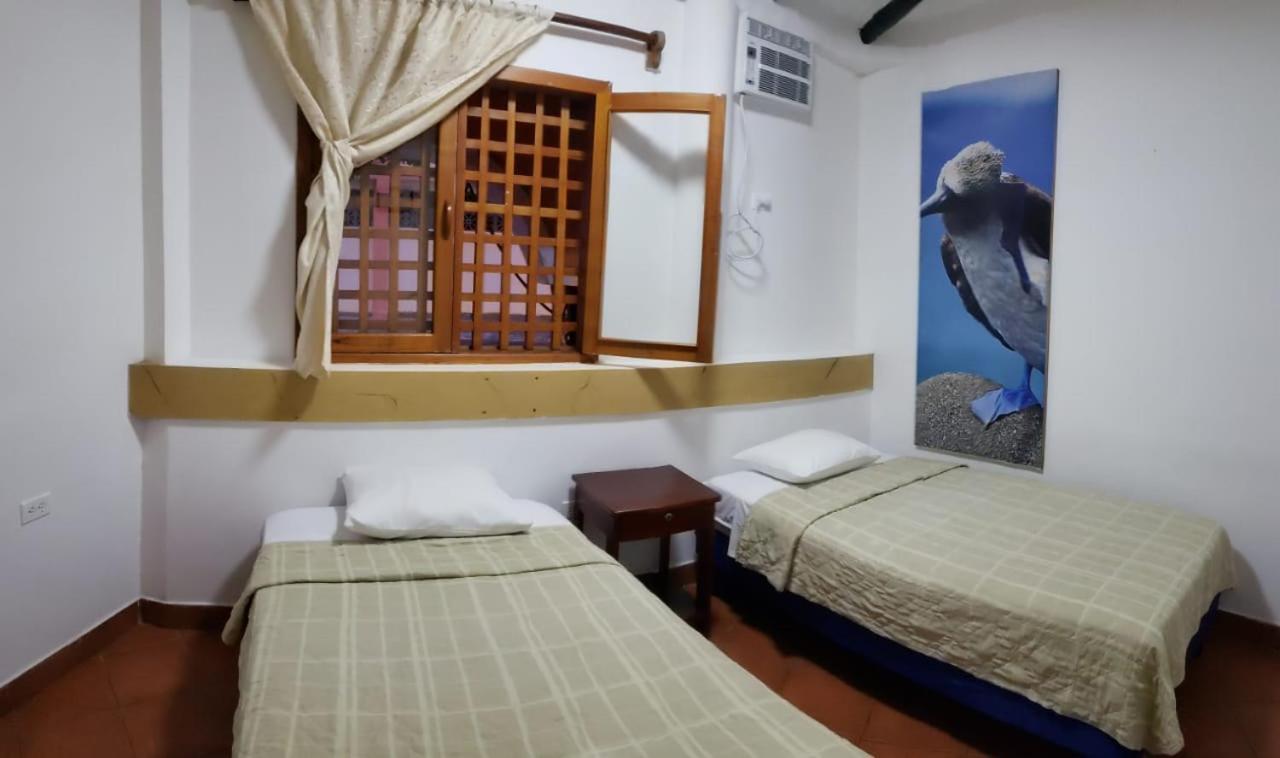 Hotel Crossman Puerto Ayora  Buitenkant foto