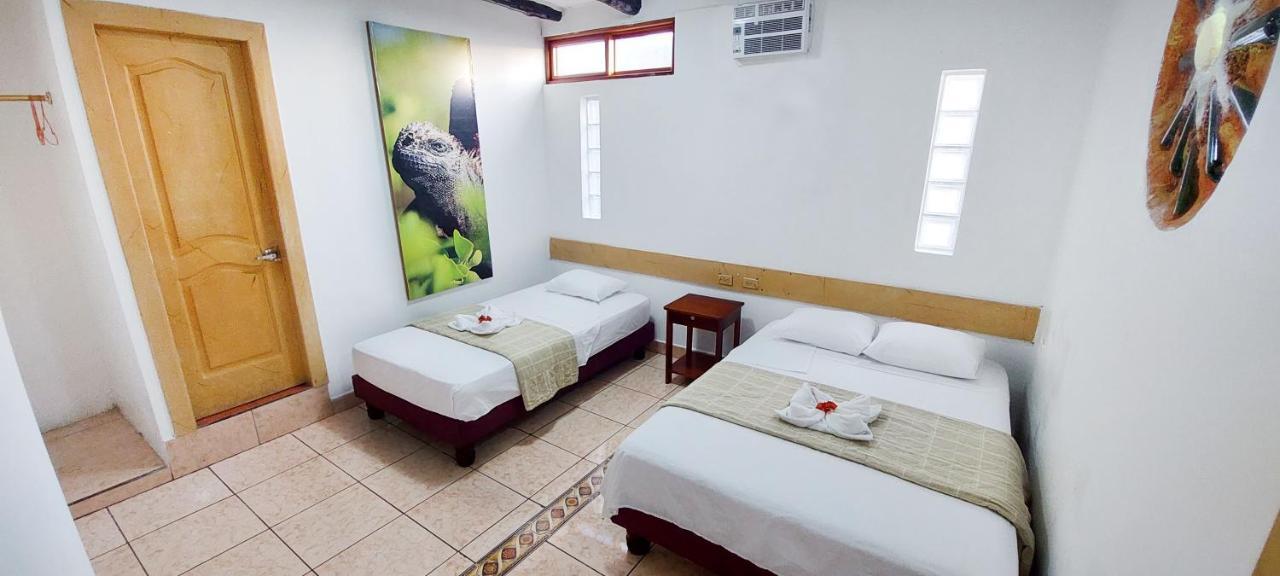 Hotel Crossman Puerto Ayora  Buitenkant foto