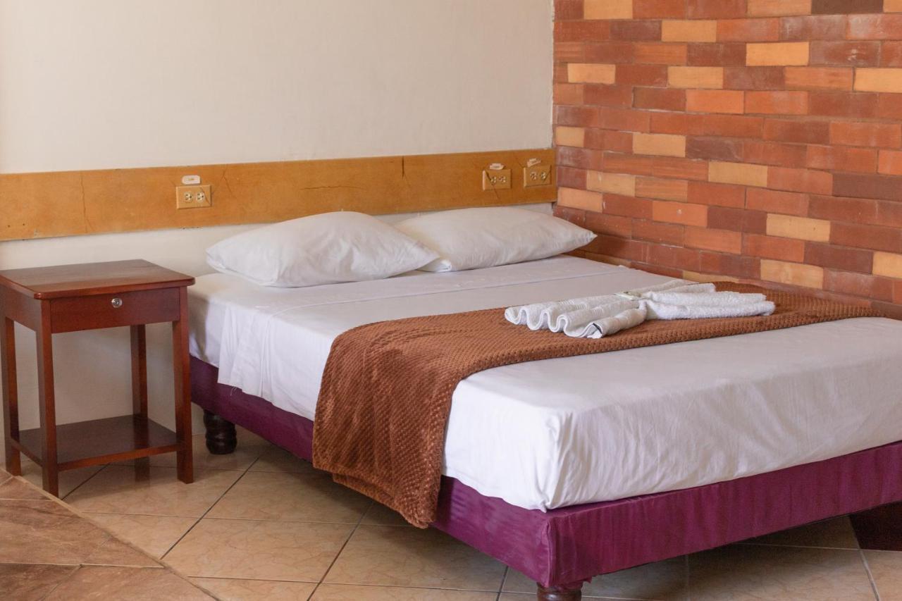 Hotel Crossman Puerto Ayora  Buitenkant foto