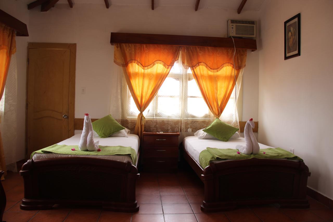 Hotel Crossman Puerto Ayora  Buitenkant foto