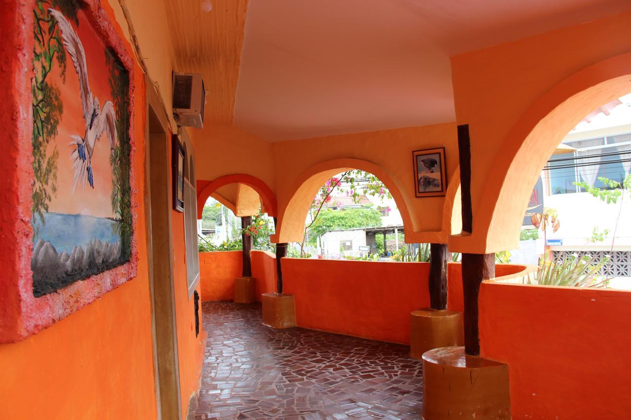Hotel Crossman Puerto Ayora  Buitenkant foto