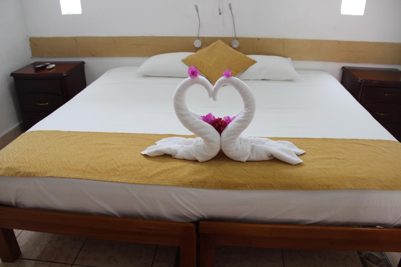Hotel Crossman Puerto Ayora  Buitenkant foto