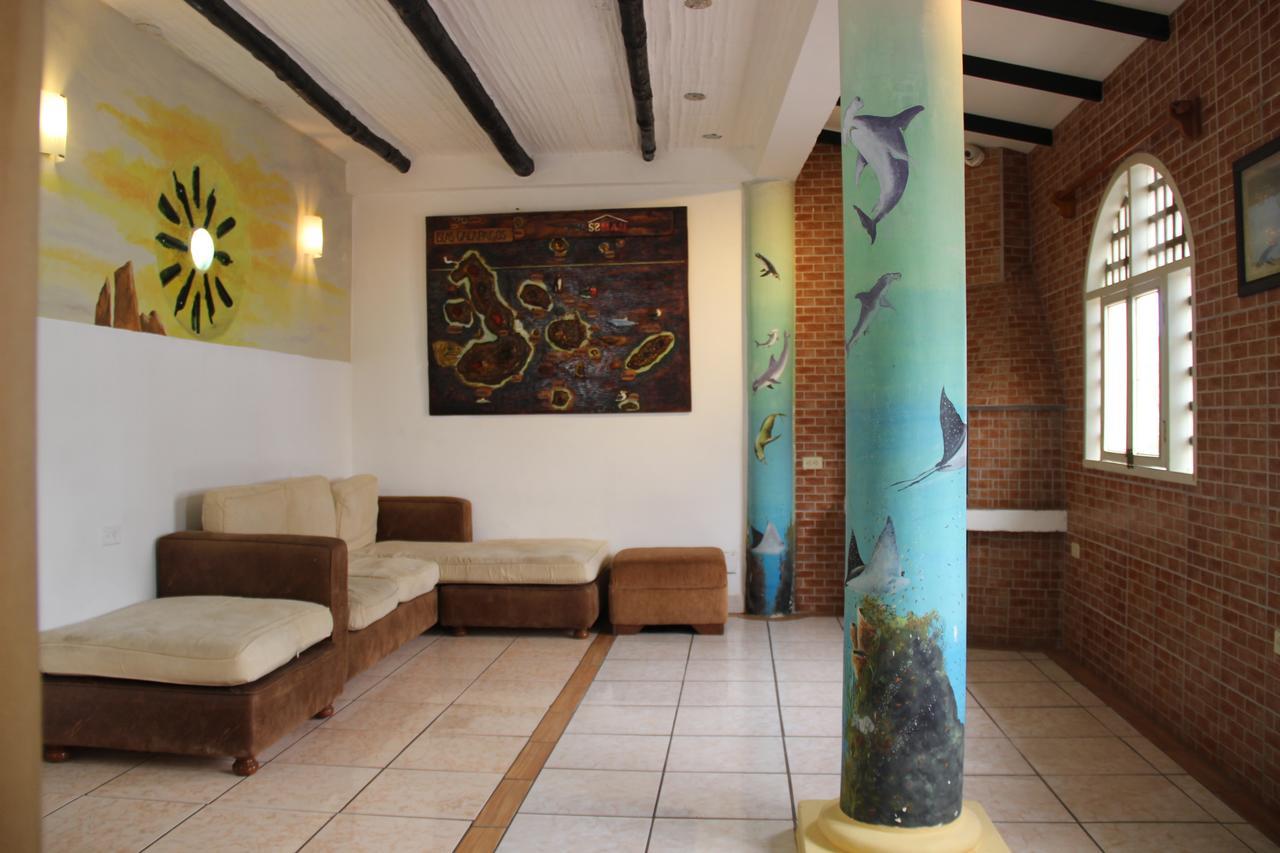 Hotel Crossman Puerto Ayora  Buitenkant foto