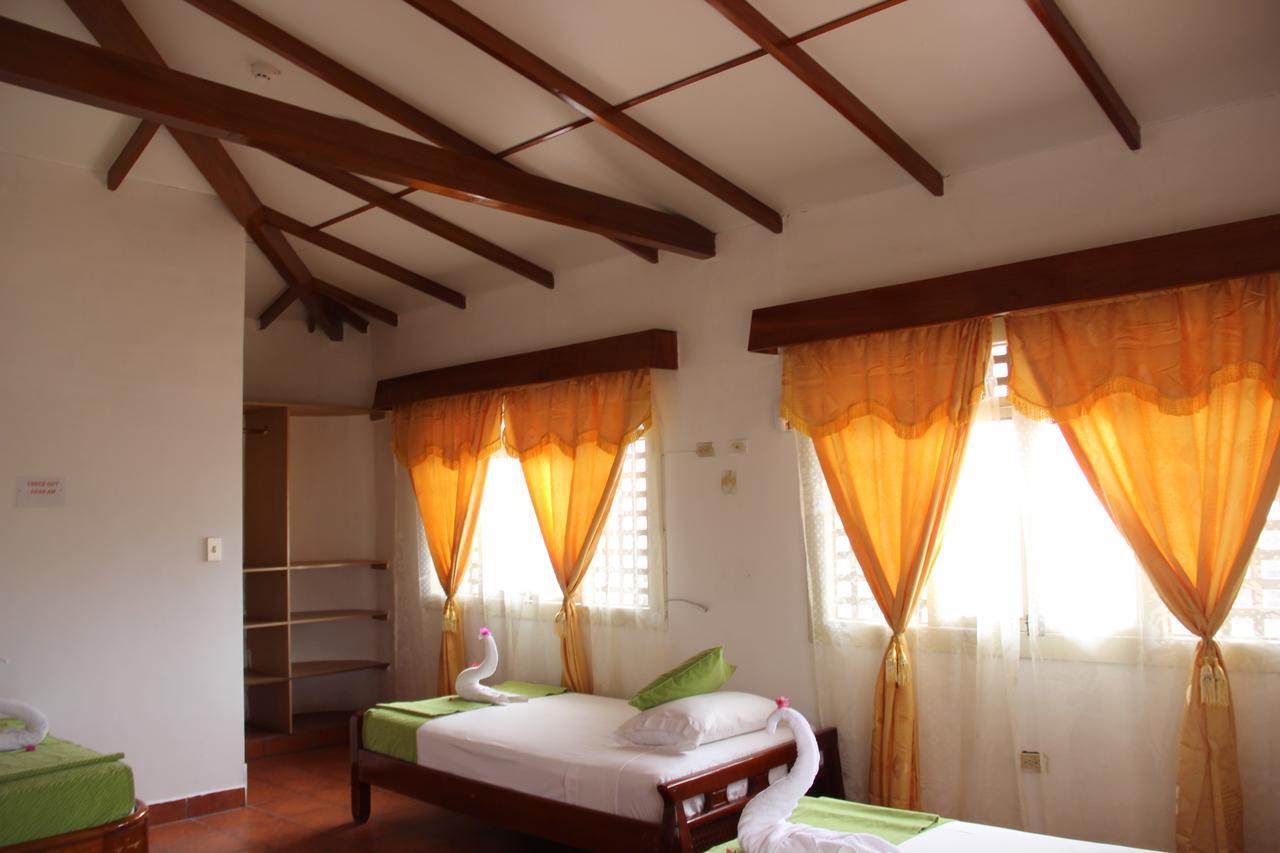 Hotel Crossman Puerto Ayora  Buitenkant foto
